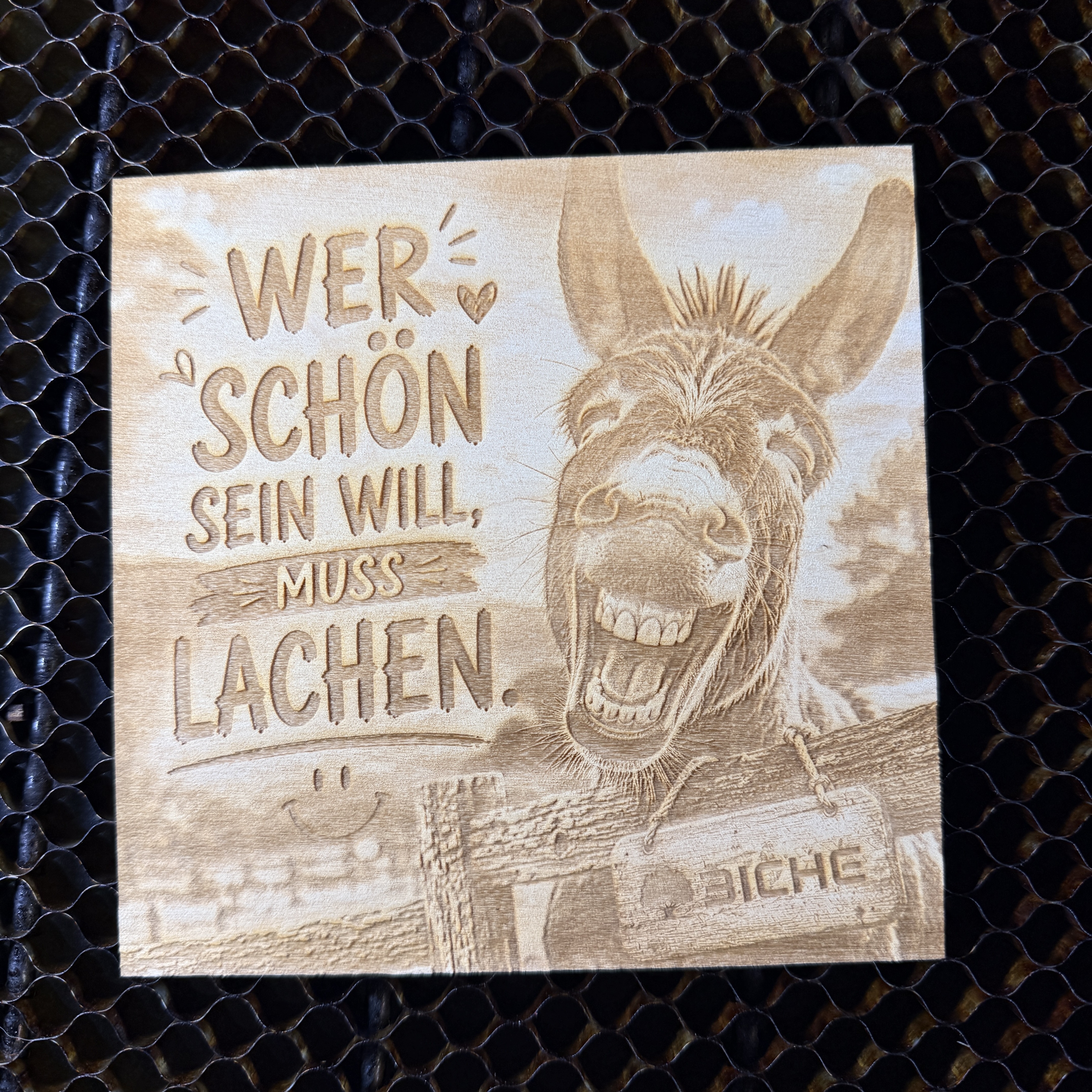 Holzschild „Wer schön sein will, muss lachen“